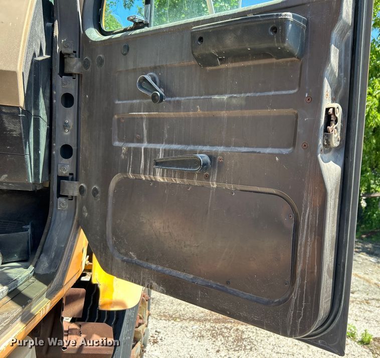 image for item EG0390 1992 International 2574  winch truck