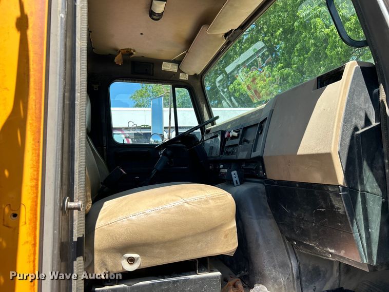 image for item EG0390 1992 International 2574  winch truck