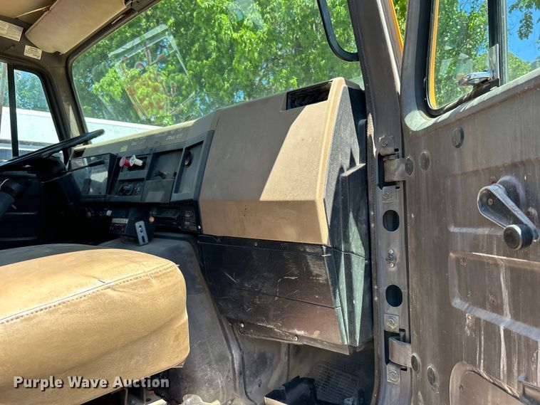 image for item EG0390 1992 International 2574  winch truck