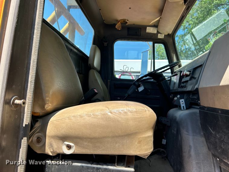 image for item EG0390 1992 International 2574  winch truck