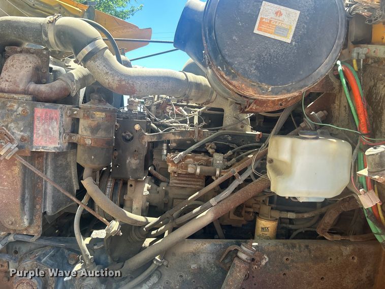 image for item EG0390 1992 International 2574  winch truck