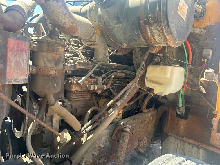 image for item EG0390 1992 International 2574  winch truck