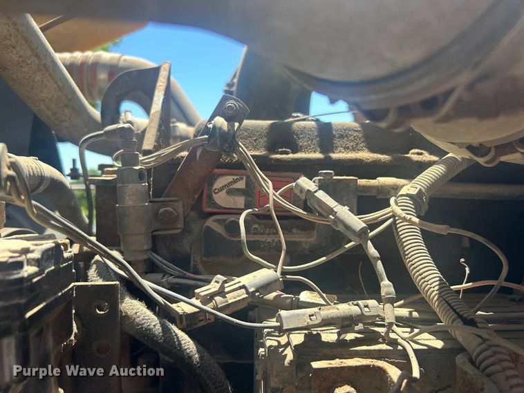 image for item EG0390 1992 International 2574  winch truck