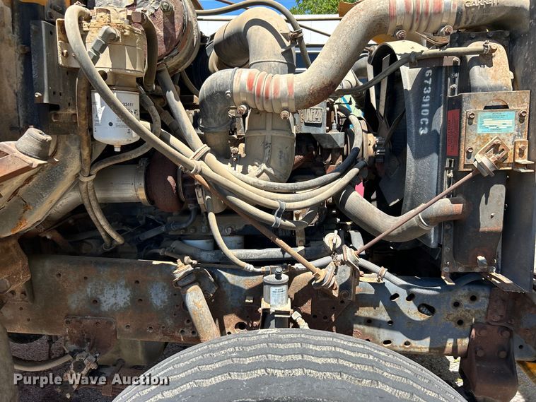 image for item EG0390 1992 International 2574  winch truck