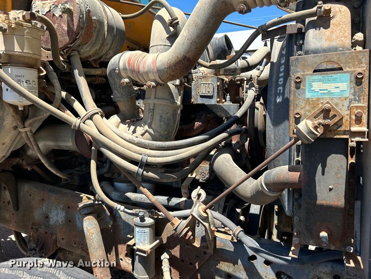 image for item EG0390 1992 International 2574  winch truck