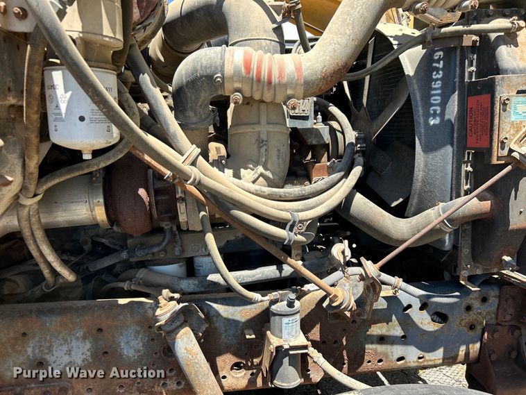 image for item EG0390 1992 International 2574  winch truck