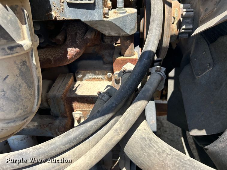 image for item EG0390 1992 International 2574  winch truck