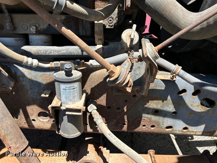 image for item EG0390 1992 International 2574  winch truck