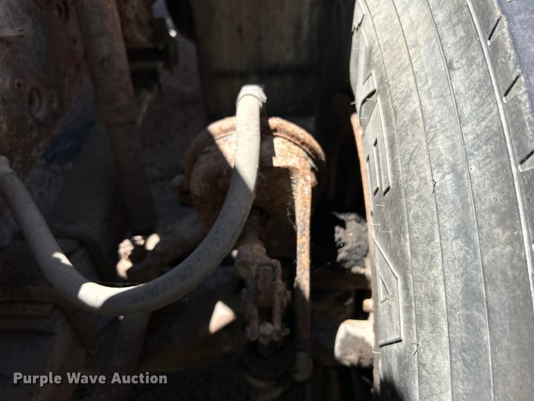 image for item EG0390 1992 International 2574  winch truck