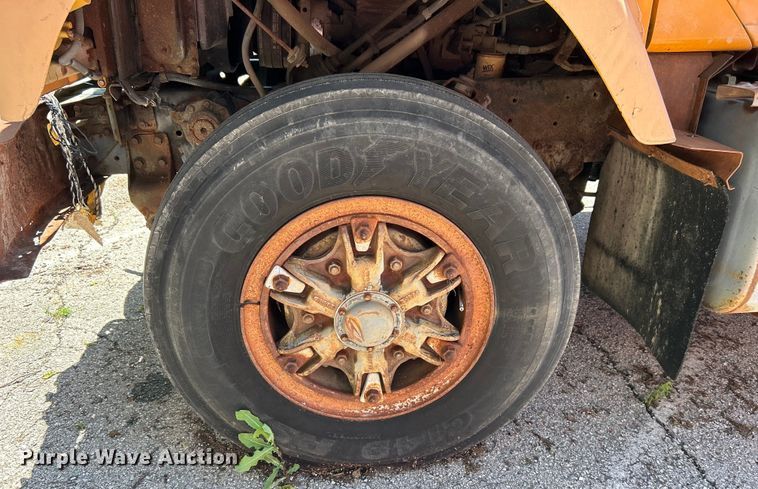 image for item EG0390 1992 International 2574  winch truck