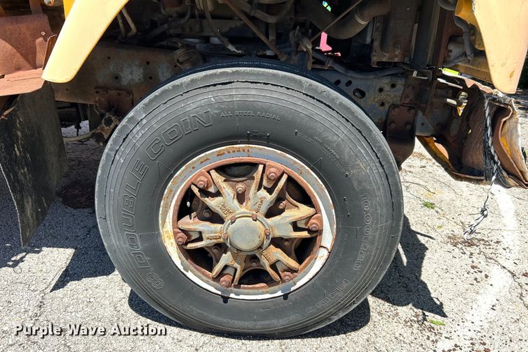 image for item EG0390 1992 International 2574  winch truck