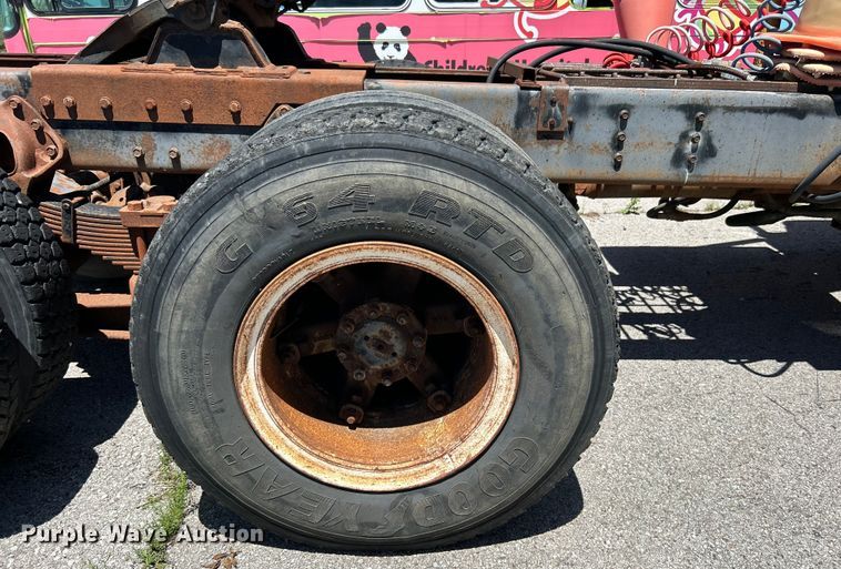 image for item EG0390 1992 International 2574  winch truck