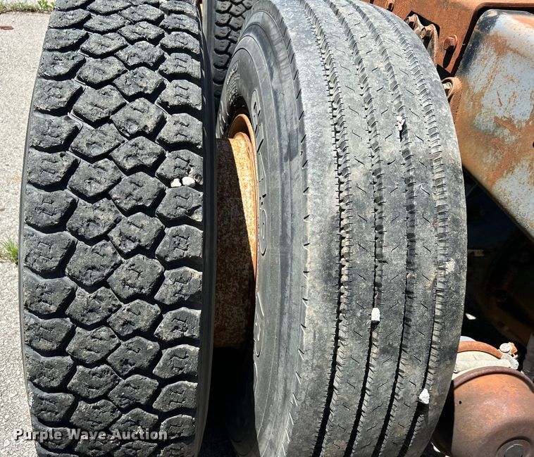 image for item EG0390 1992 International 2574  winch truck