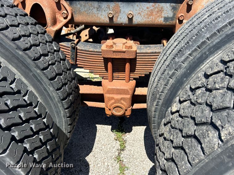 image for item EG0390 1992 International 2574  winch truck