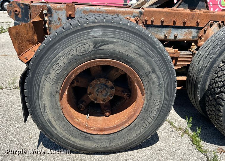 image for item EG0390 1992 International 2574  winch truck