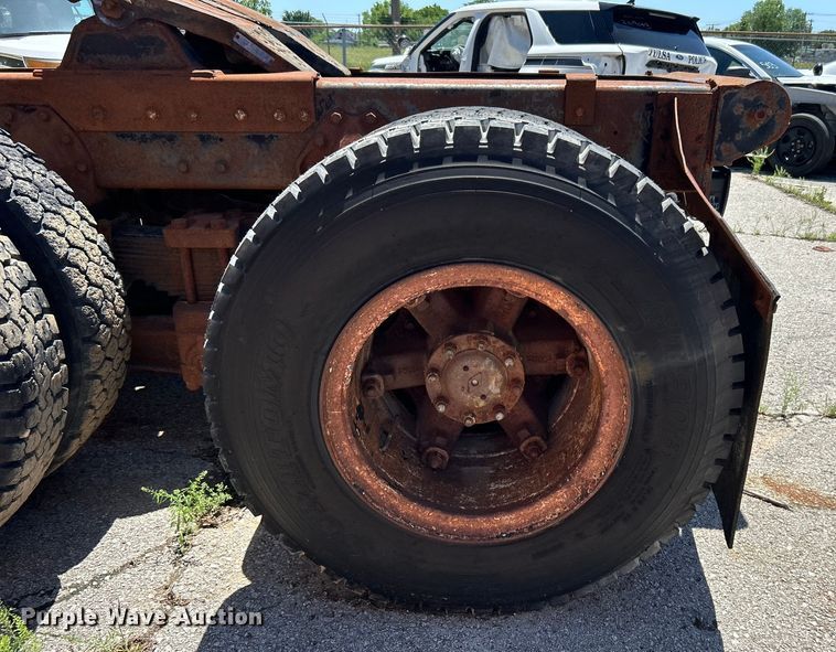 image for item EG0390 1992 International 2574  winch truck