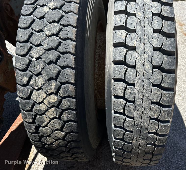 image for item EG0390 1992 International 2574  winch truck