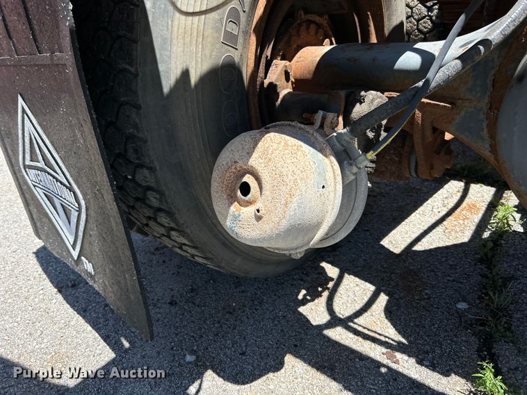 image for item EG0390 1992 International 2574  winch truck