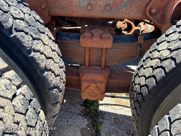 image for item EG0390 1992 International 2574  winch truck