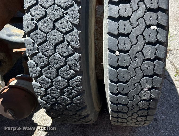 image for item EG0390 1992 International 2574  winch truck