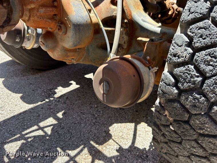 image for item EG0390 1992 International 2574  winch truck