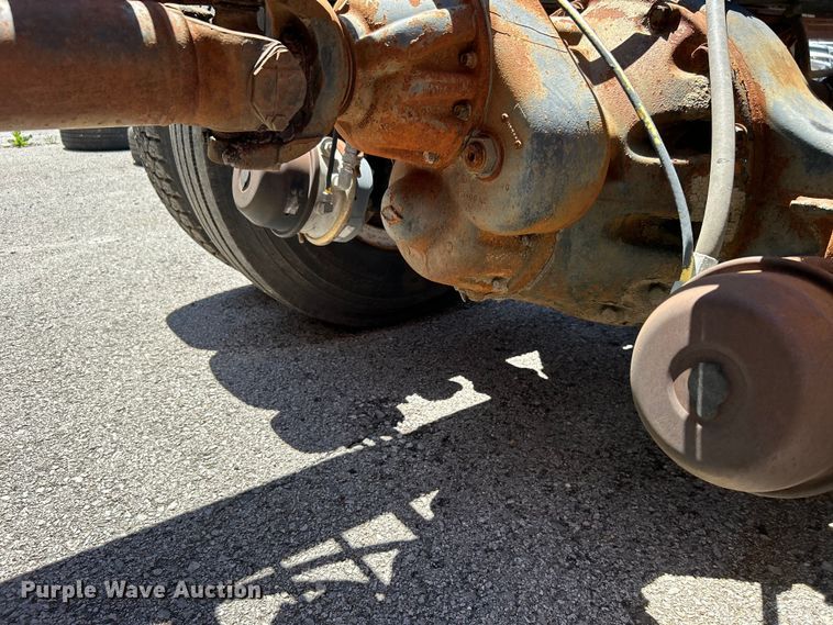 image for item EG0390 1992 International 2574  winch truck