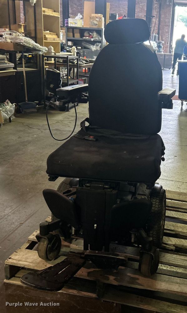 image for item EG0396 Quantum Edge 2.0 powered wheelchair