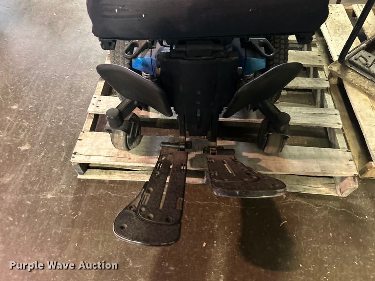 image for item EG0396 Quantum Edge 2.0 powered wheelchair