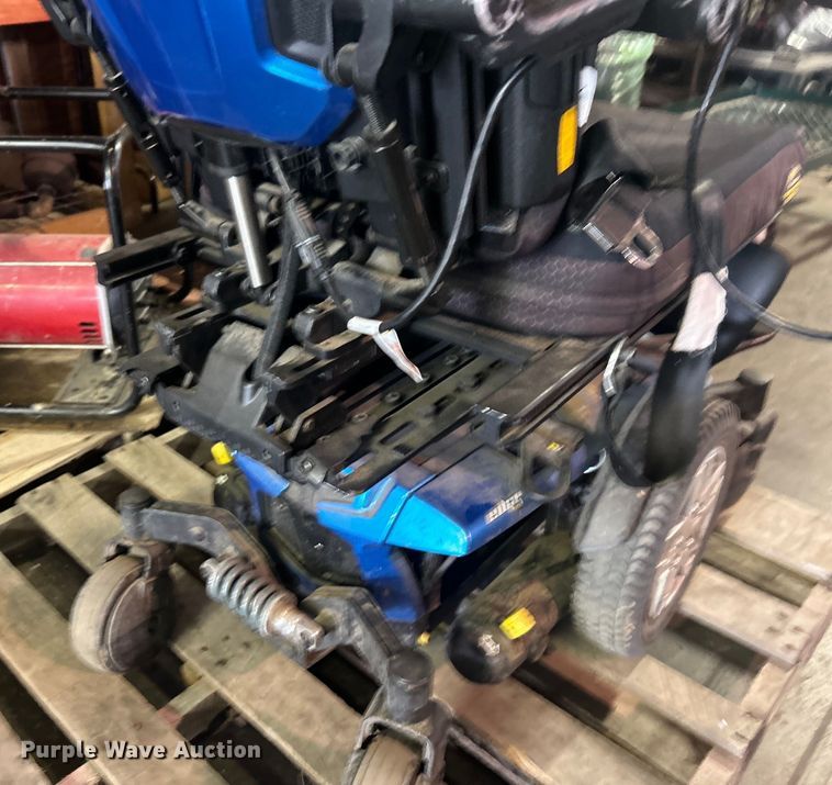 image for item EG0396 Quantum Edge 2.0 powered wheelchair