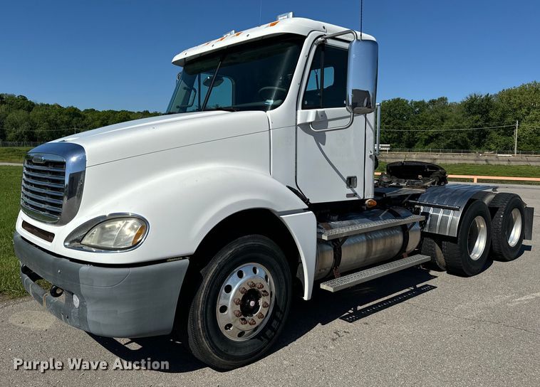 image for item EH6762 2007 Freightliner Columbia semi truck