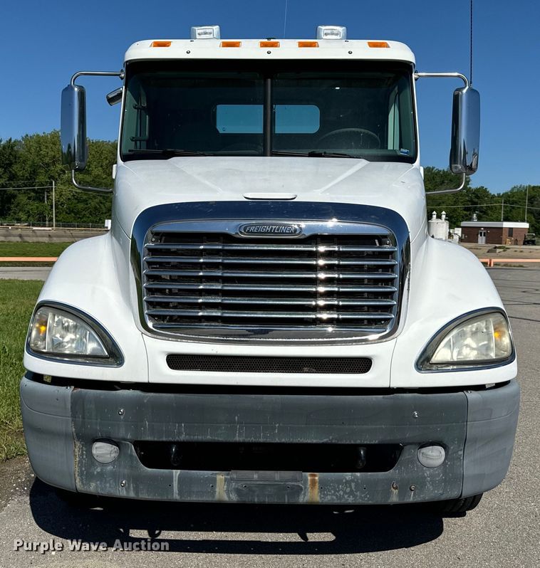 image for item EH6762 2007 Freightliner Columbia semi truck