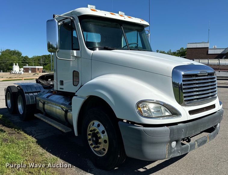image for item EH6762 2007 Freightliner Columbia semi truck