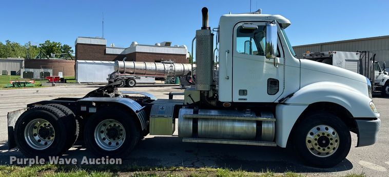 image for item EH6762 2007 Freightliner Columbia semi truck