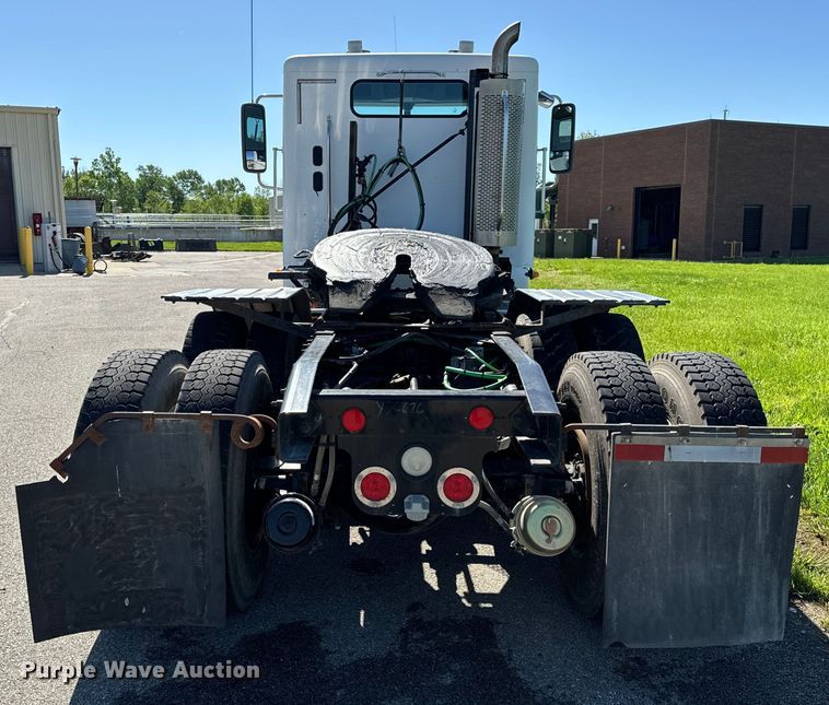 image for item EH6762 2007 Freightliner Columbia semi truck