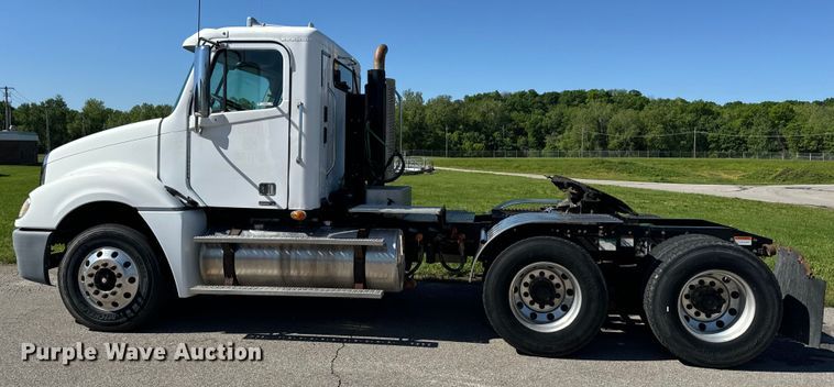image for item EH6762 2007 Freightliner Columbia semi truck