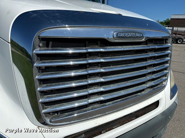 image for item EH6762 2007 Freightliner Columbia semi truck