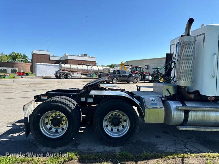 image for item EH6762 2007 Freightliner Columbia semi truck