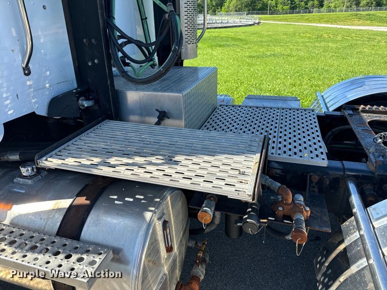 image for item EH6762 2007 Freightliner Columbia semi truck