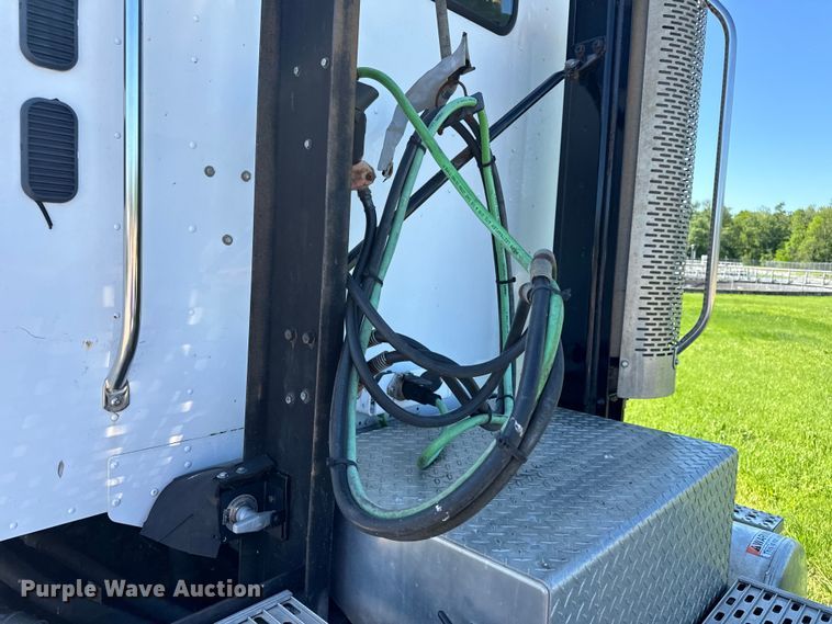 image for item EH6762 2007 Freightliner Columbia semi truck