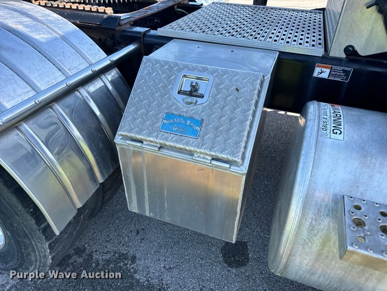 image for item EH6762 2007 Freightliner Columbia semi truck