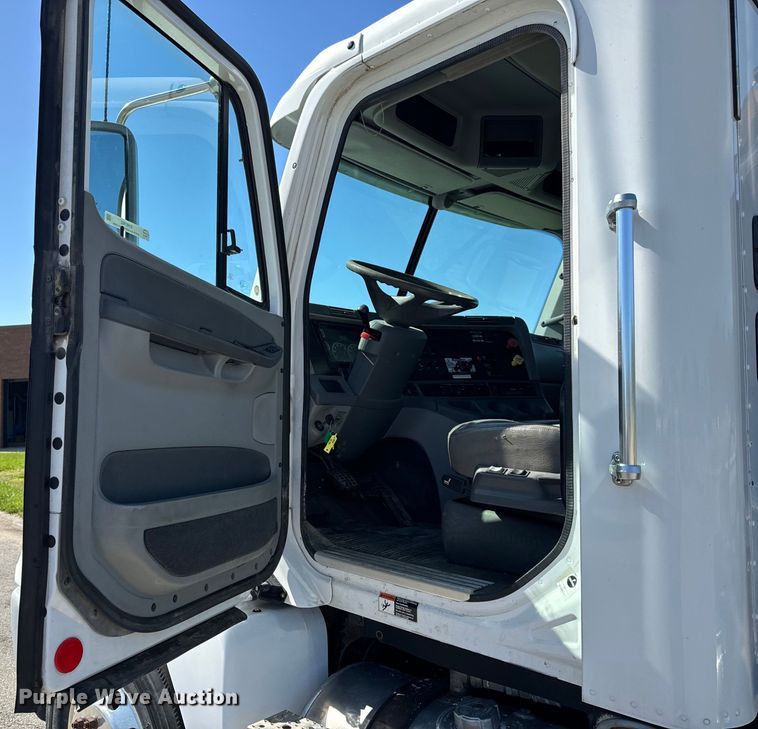 image for item EH6762 2007 Freightliner Columbia semi truck