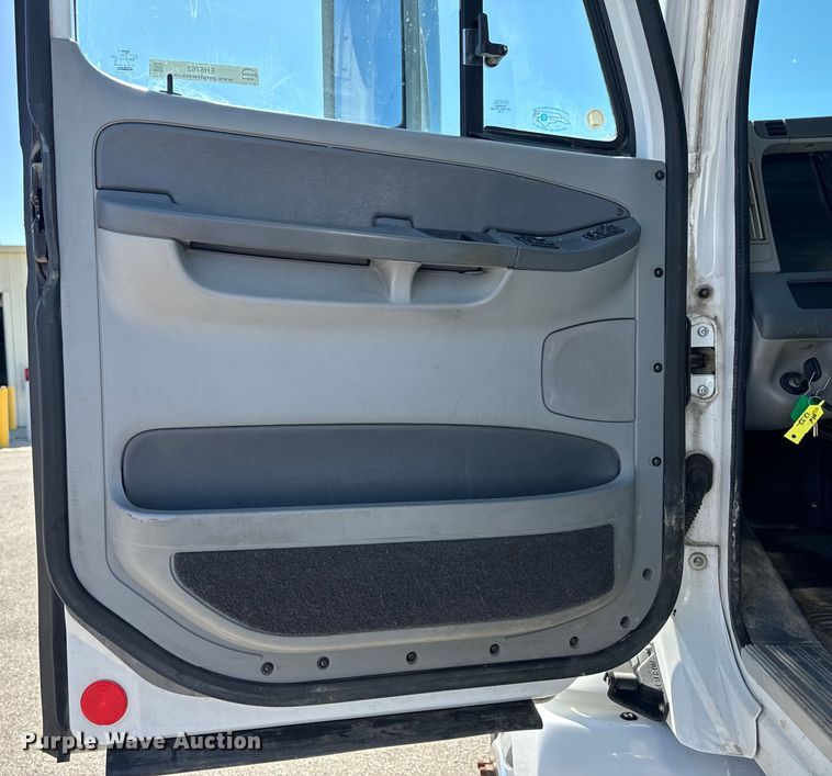 image for item EH6762 2007 Freightliner Columbia semi truck