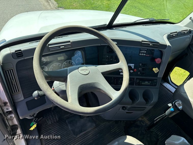 image for item EH6762 2007 Freightliner Columbia semi truck