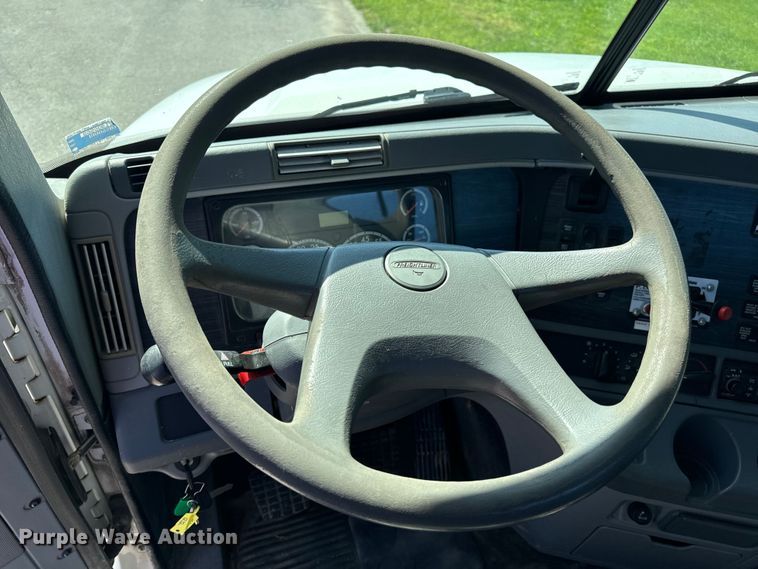 image for item EH6762 2007 Freightliner Columbia semi truck