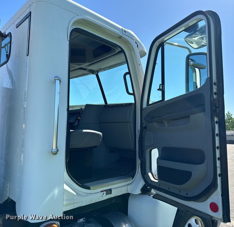 image for item EH6762 2007 Freightliner Columbia semi truck