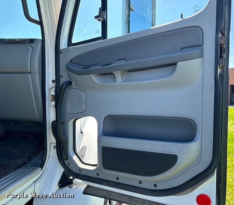 image for item EH6762 2007 Freightliner Columbia semi truck