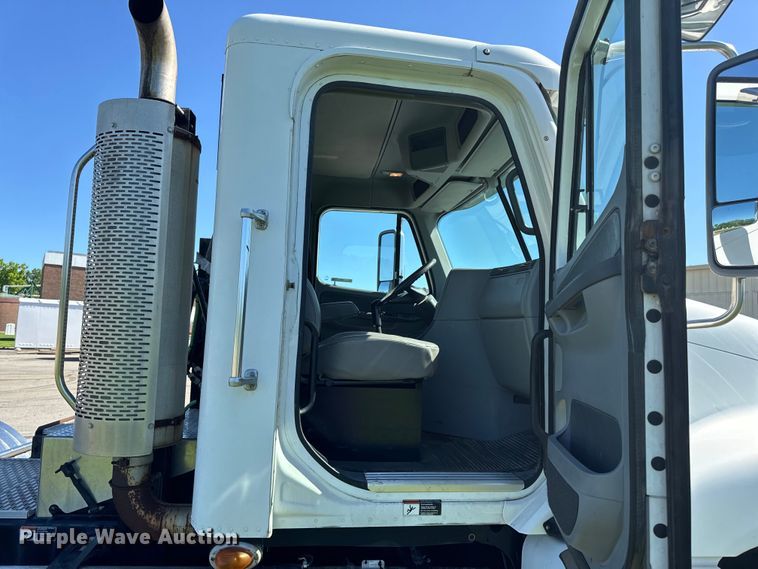 image for item EH6762 2007 Freightliner Columbia semi truck