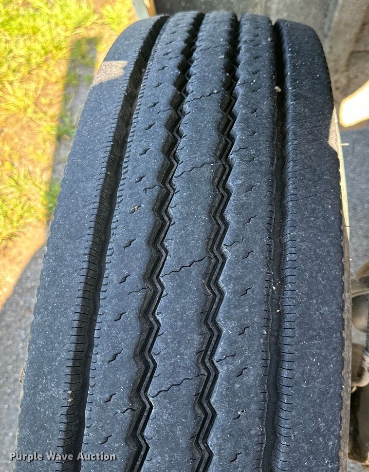 image for item EH6762 2007 Freightliner Columbia semi truck