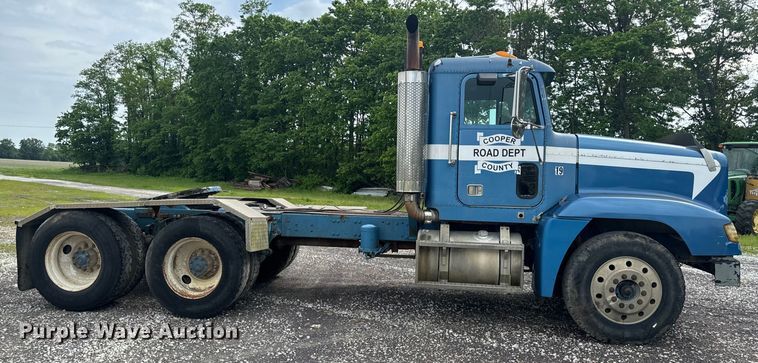 image for item EH6782 1990 Freightliner  FLD120 semi truck