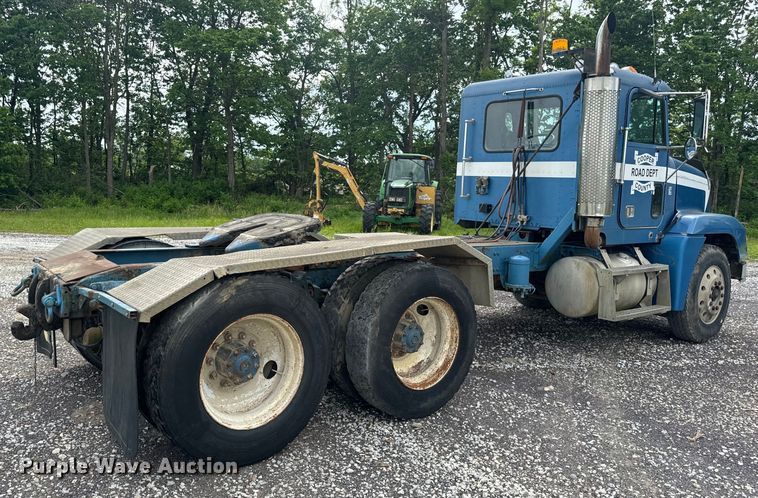 image for item EH6782 1990 Freightliner  FLD120 semi truck